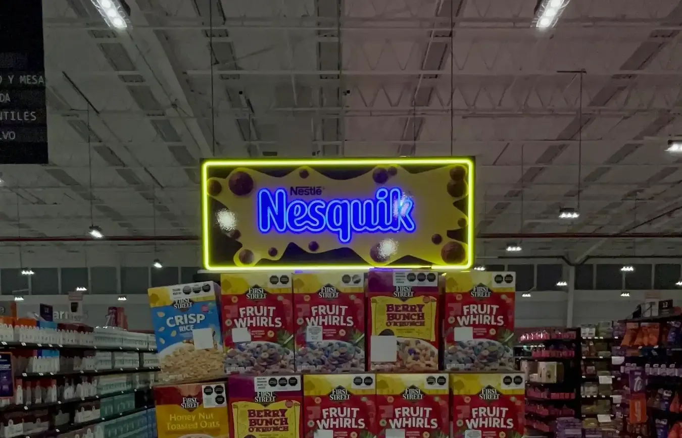 Letrero LED de Nestlé Nesquik en tienda de autoservicio