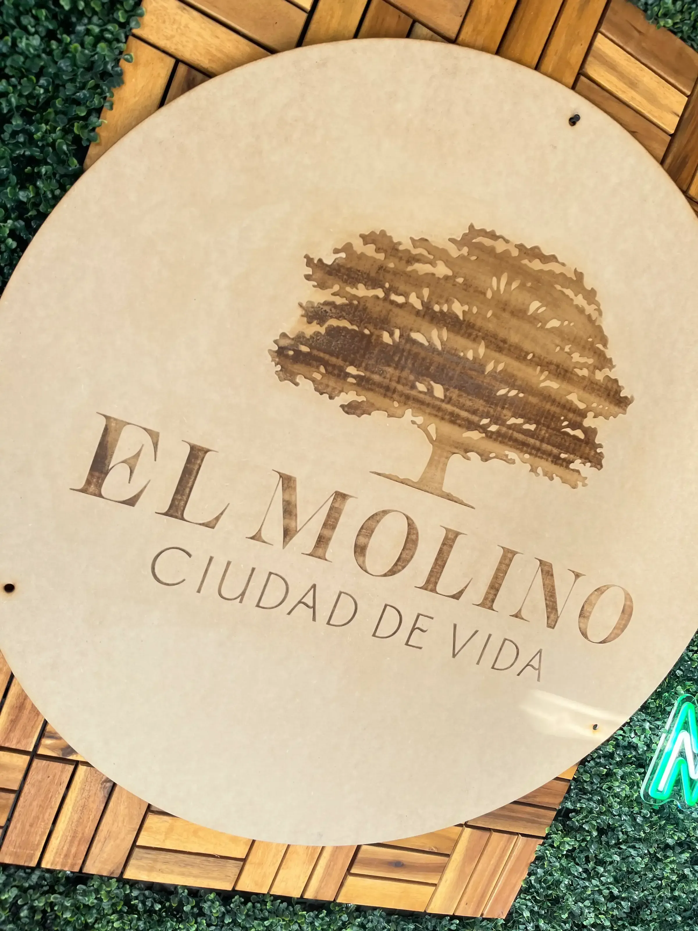 Letrero grabado de El Molino con apariencia de madera