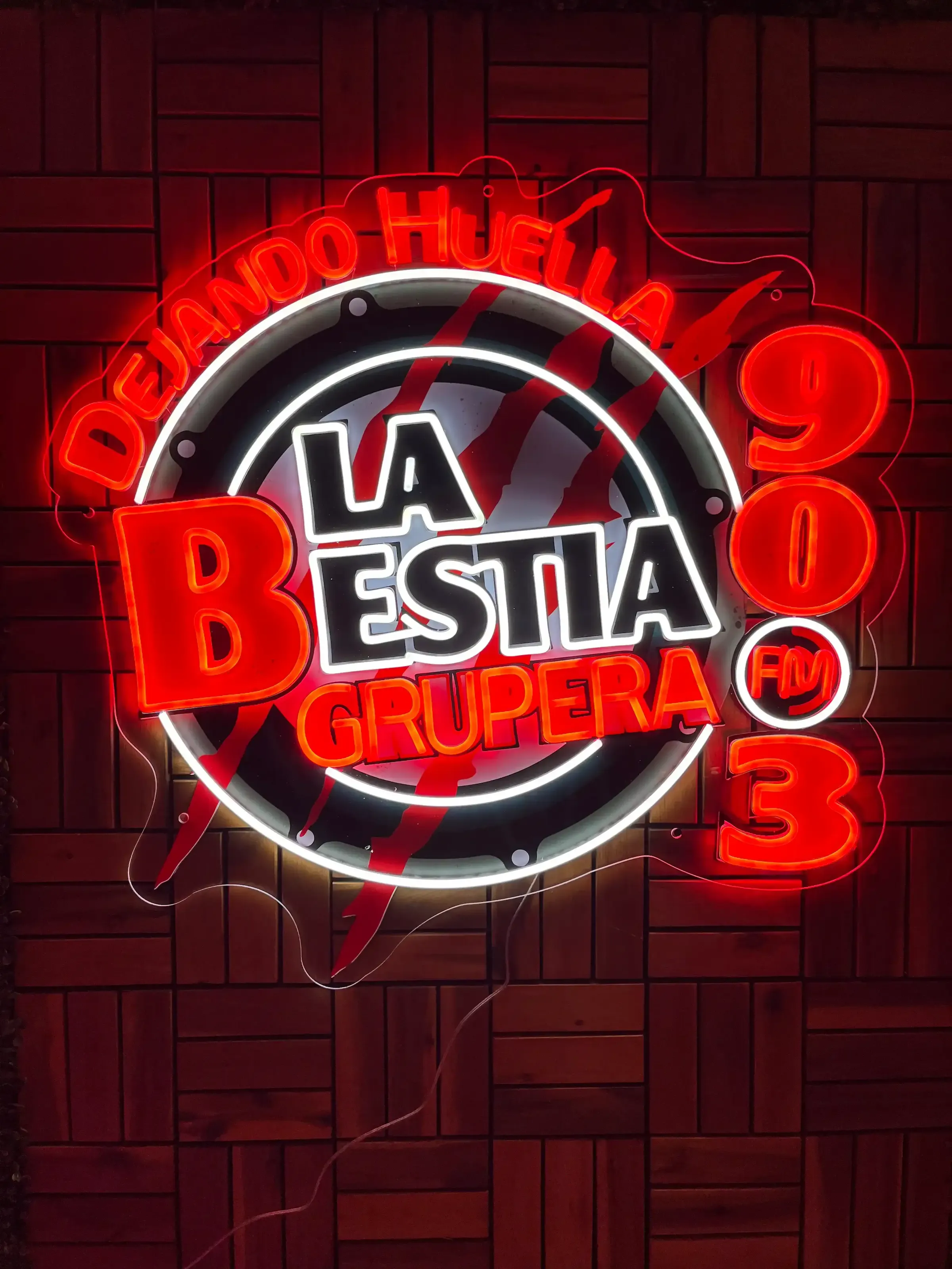 Letrero LED neón de La Bestia Grupera para Audiorama Bajío