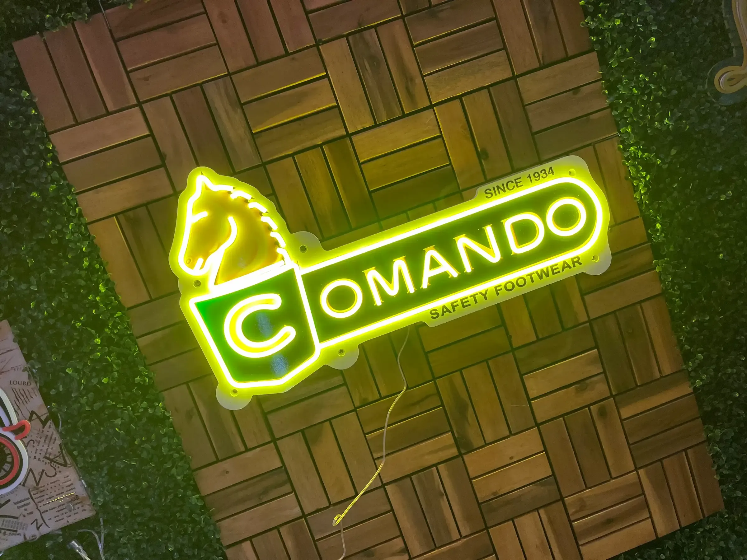 Letrero LED neón de Comando Safety Footwear
